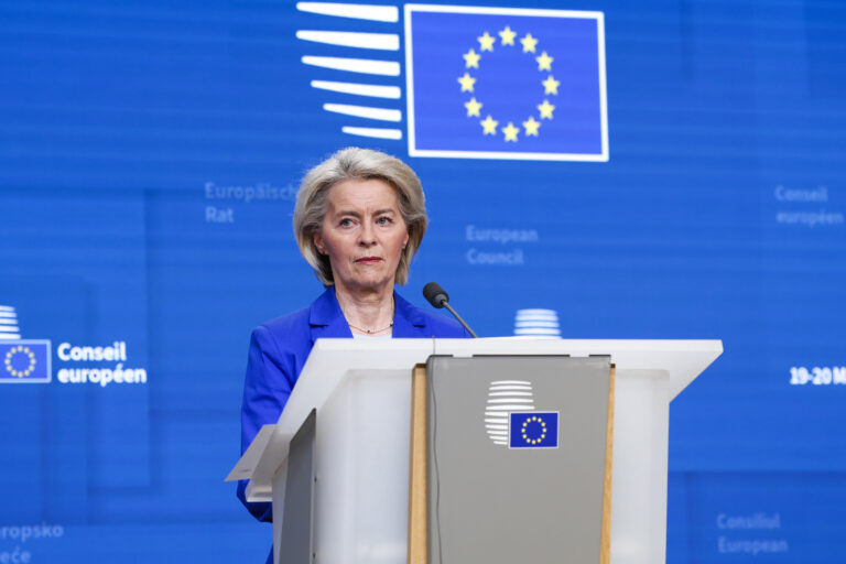 EU vymýšlí, jak obejít Orbána a poskytnout Kyjevu peníze z fondů, píše Politico