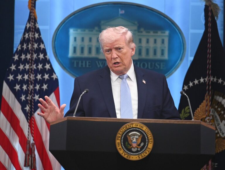 Trump zavádí nová cla na léky. EU a Japonsko mají sazbu 15 procent