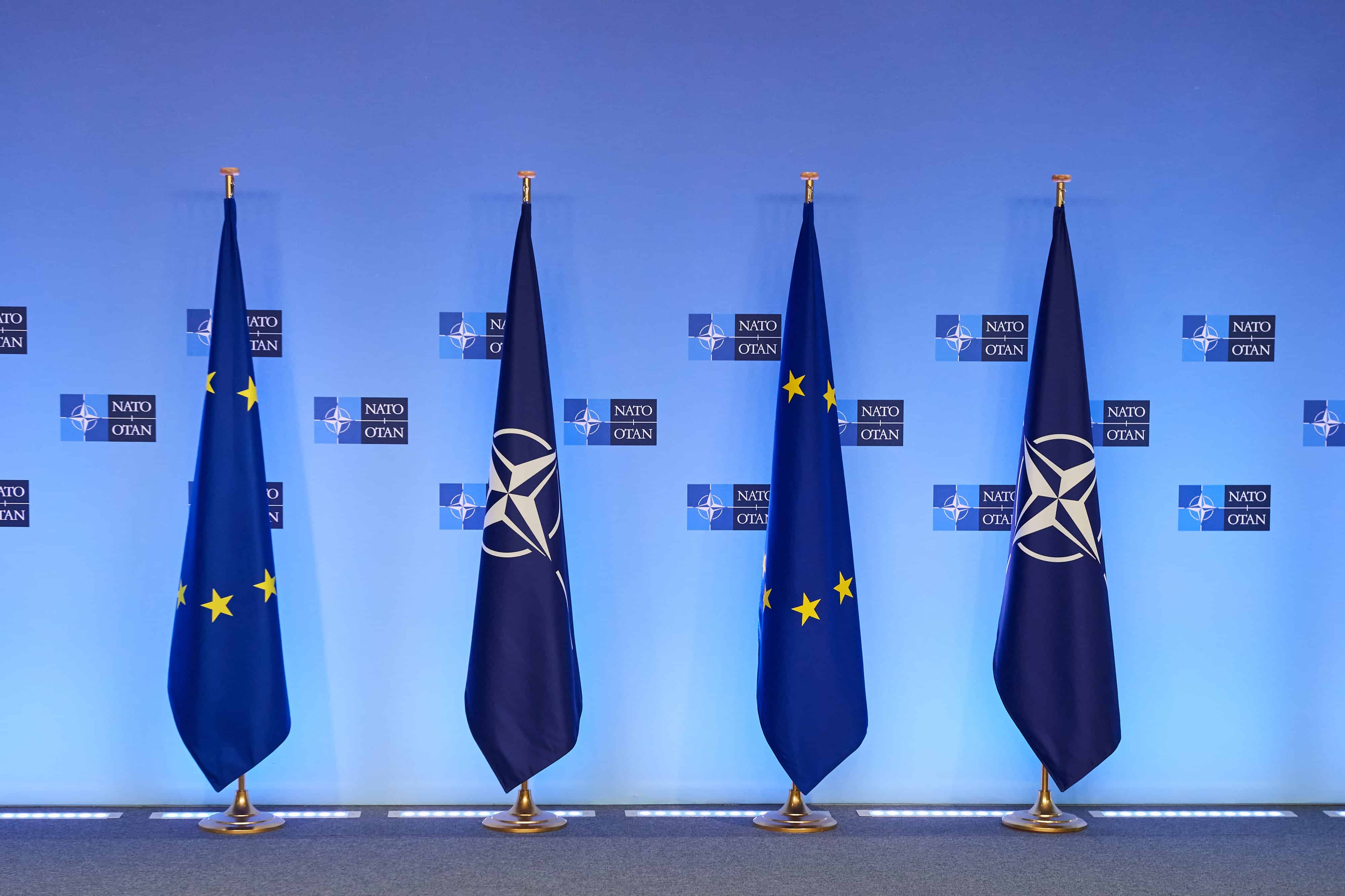 Vlajky EU a NATO