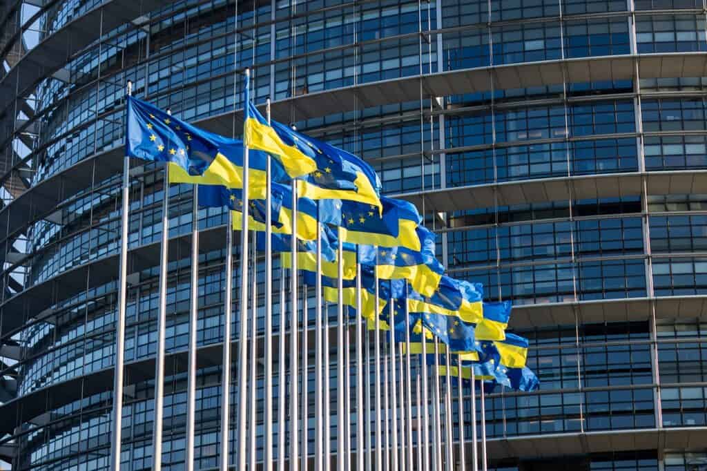 Ukrajinské a evropské vlajky u budovy Evropského parlamentu