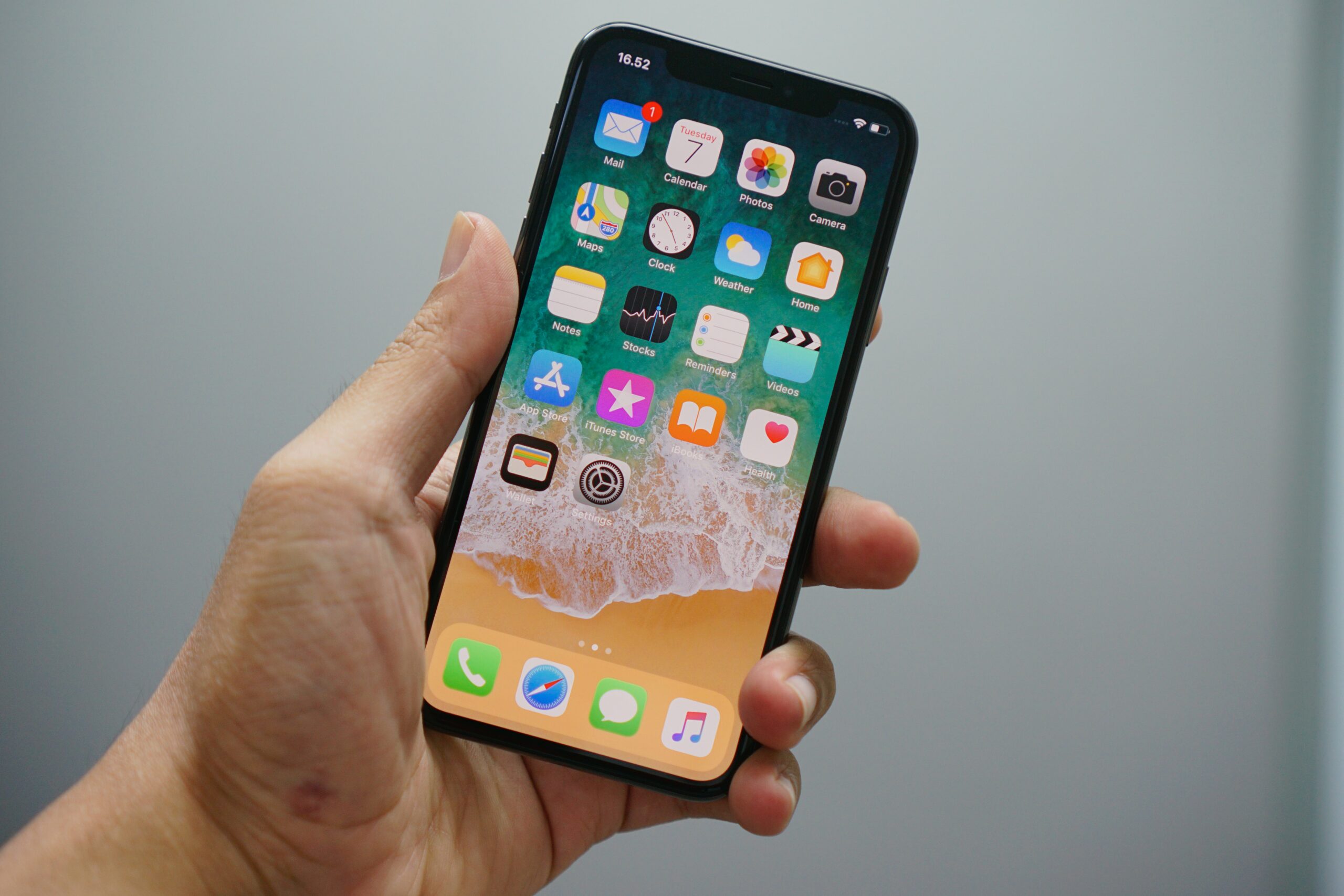 Přečtete si více ze článku Apple kvůli předpisům v EU umožní na iPhonu užívat i jiné obchody než App Store