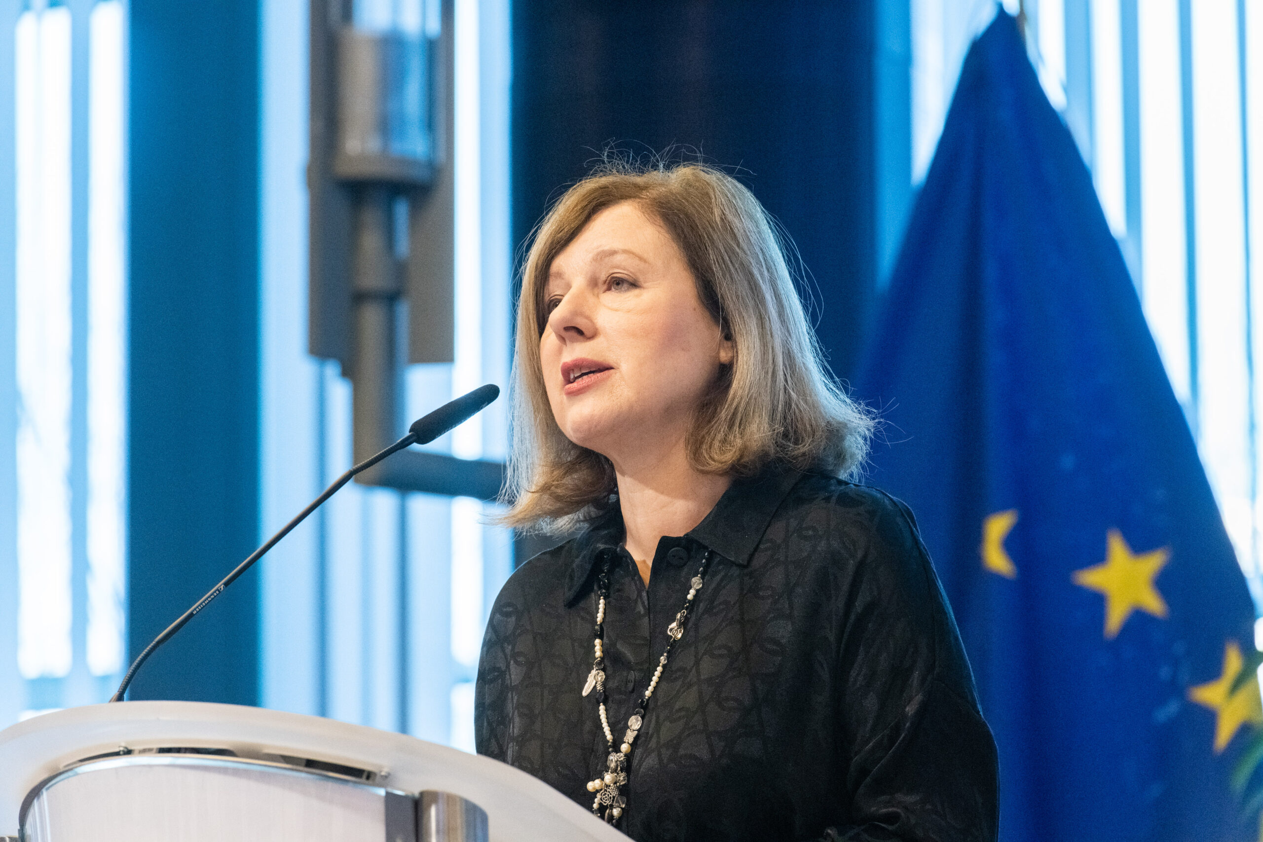 Eurokomisařka Věra Jourová během proslovu na pódiu.