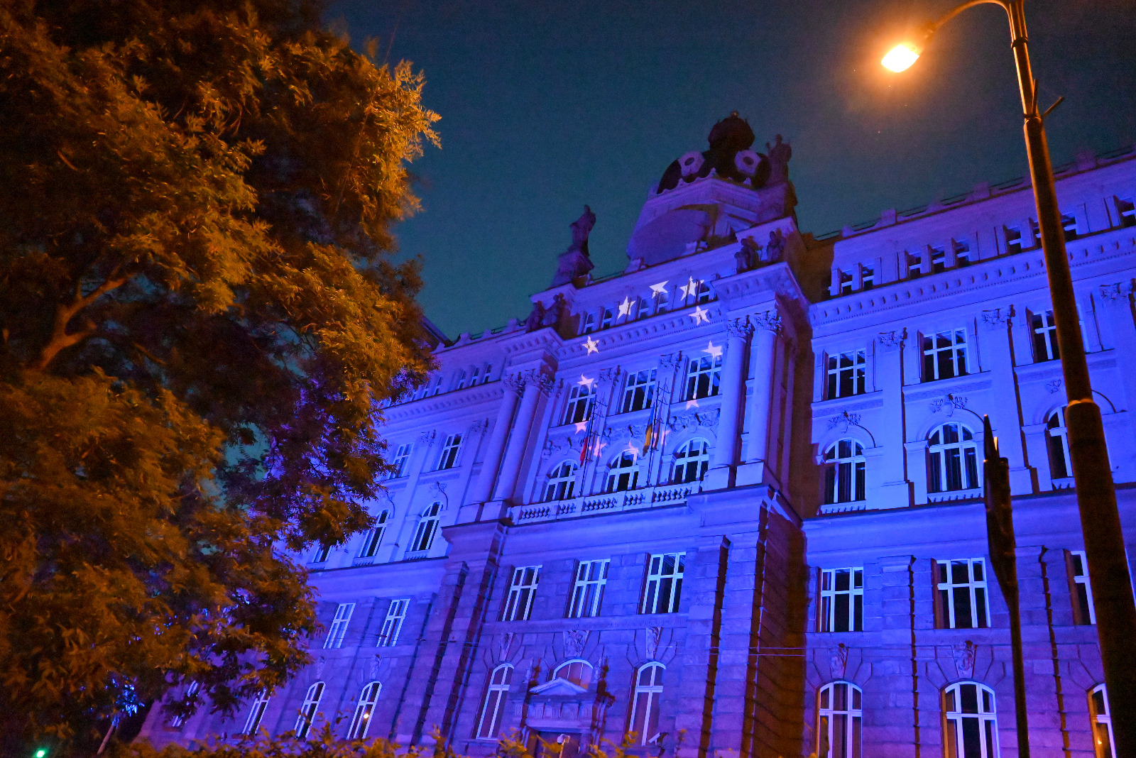 Přečtete si více ze článku V předvečer výročí 20 let v EU se významné budovy napříč Českem rozsvítí modrou barvou