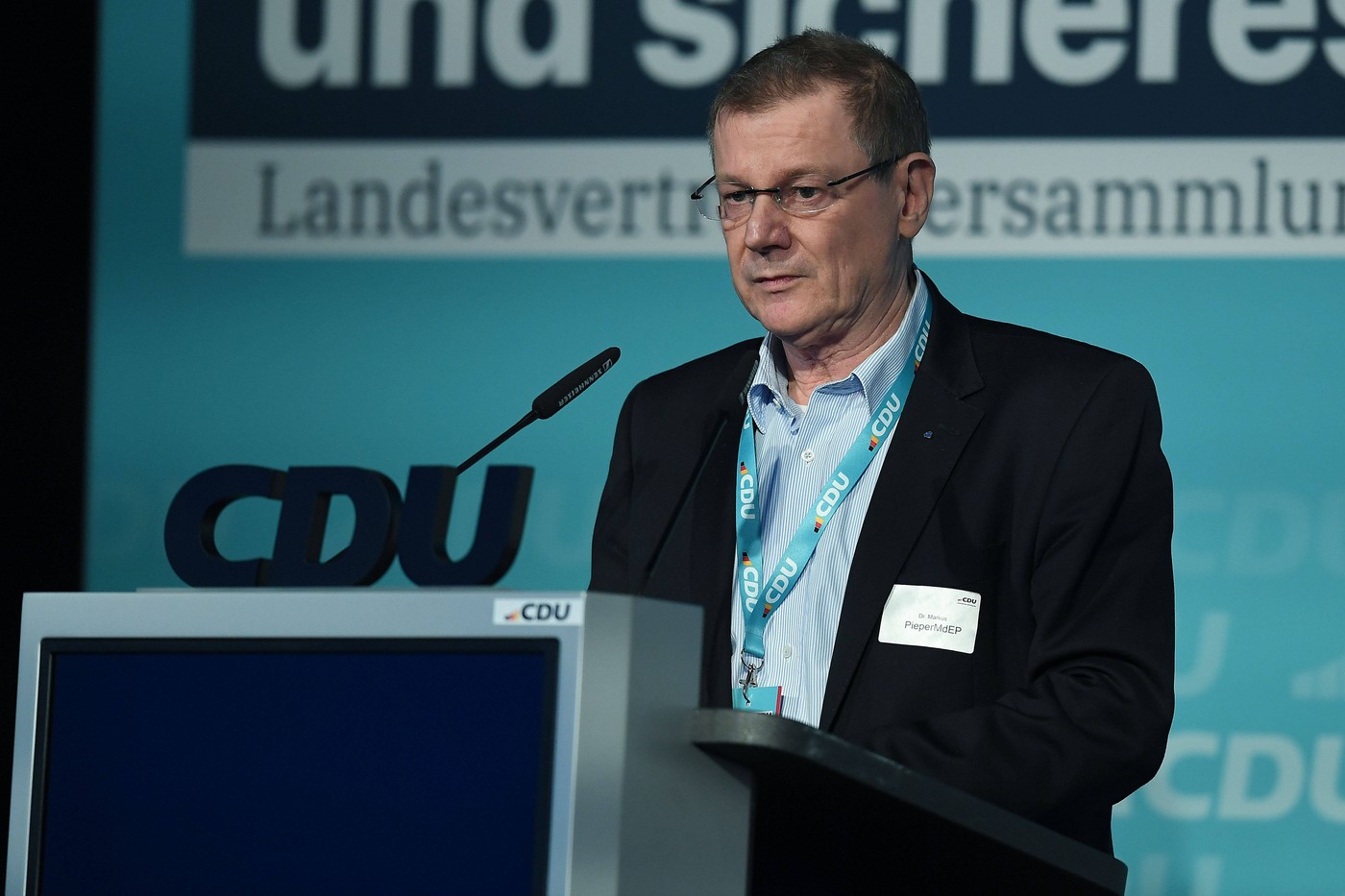 Německý europoslanec Markus Pieper během tiskové konference CDU.