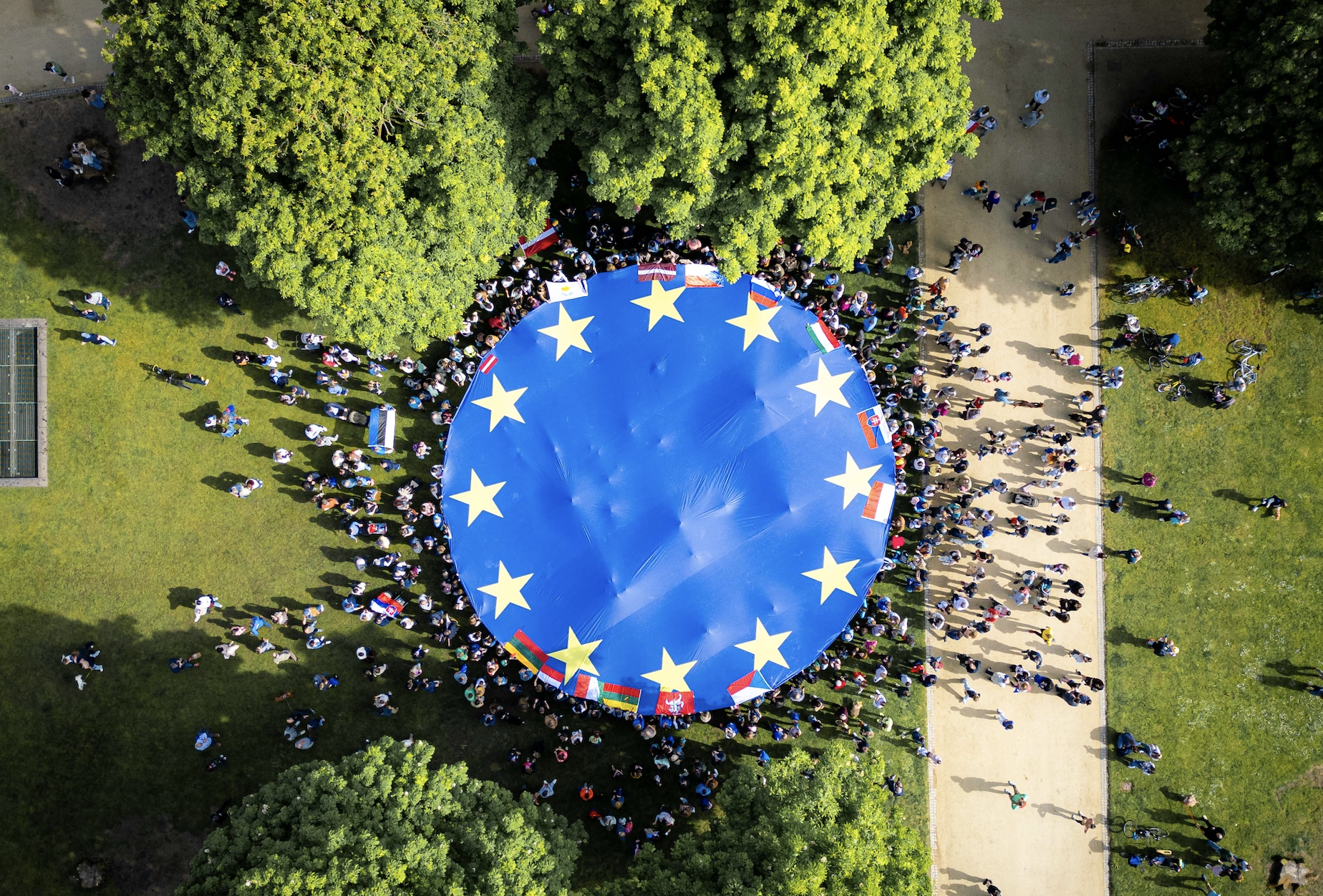 Přečtete si více ze článku Stovky lidí v Bruselu včera roztáhly obří vlajku EU, dorazila i šéfka Komise
